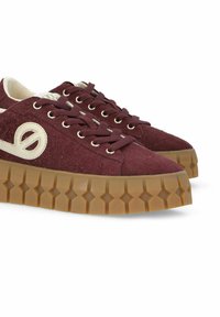 Sneaker bordeaux realizzate in tessuto testurizzato, con lacci rotondi, occhielli in metallo e una suola in gomma spessa con un motivo geometrico.