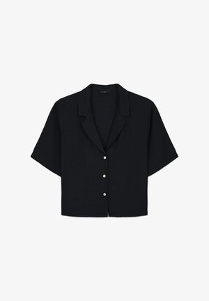 Camicia nera a maniche corte con colletto, bottoni frontali e una vestibilità morbida. Realizzata in un tessuto liscio senza motivi o trame visibili.