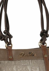 Braune Handtasche aus Kunstleder mit geprägt floralem Muster, geflochtenen dunkelbraunen Trägern, Metallakzenten und einer goldenen Logoplatte.