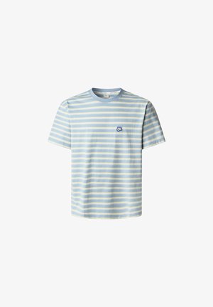 Jasnoniebieska koszulka z krótkim rękawem z poziomymi żółtymi paskami i małą niebieską łatką z logo na piersi. Wykonana z bawełny, z okrągłym dekoltem.