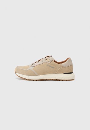 Sneaker in suede beige con dettagli in pelle liscia, suola bianca a contrasto e design con lacci. Presenta il logo sul lato.