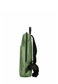 Sac à dos en matériau synthétique vert avec un compartiment principal zippé, design épuré, bandoulière noire réglable et détails de poche latérale.