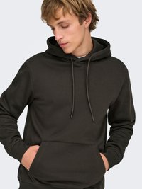 Sweat à capuche en coton vert foncé avec poche kangourou, capuche à cordon, poignets côtelés et coupe décontractée, avec une texture lisse.