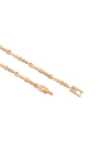 Bracciale color oro con link ovali e geometrici alternati. Presenta una chiusura rettangolare e una superficie liscia e lucida.