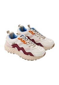 Hvite sportsko med en strukturert mesh-overdel, lilla og oransje detaljer, og en chunky beige såle med et bølget mønster.