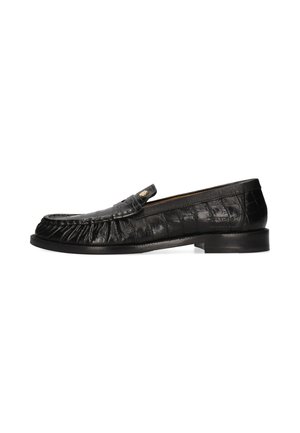 Mocassin homme en cuir noir à texture crocodile, talon bas et petite ornementation métallique sur la lanière au-dessus du cou-de-pied.