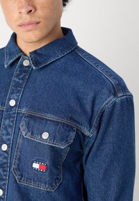 Tommy Jeans ESSENTIAL OVERSHIRT - Jeansjacke - mid indigo
