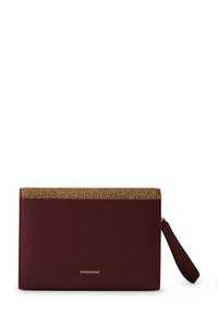Clutch in pelle bordeaux con un'accattivante rifinitura in caramello sulla parte superiore, dotato di un logo dorato e di un cinturino da polso laterale. Finitura liscia complessiva.