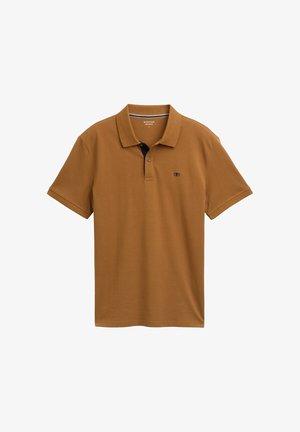 Brązowa koszulka polo z gładkiej bawełny, z klasycznym kołnierzykiem, zapięciem na trzy guziki oraz kontrastującymi granatowymi detalami na kołnierzyku.