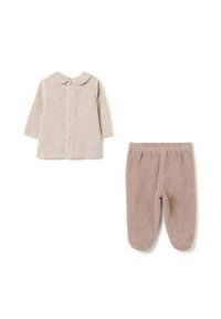 Twee-delig kindertenue met een lichtbeige top met lange mouwen, een kraag en knoopsluiting, gecombineerd met bijpassende zachte, lichtgrijze broek.