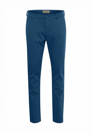 Slim-Fit-Herrenhose in Blau mit Knopfverschluss, Gürtelschlaufen und Fronttaschen, vor einem weißen Hintergrund präsentiert.