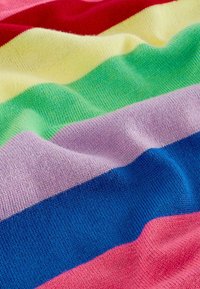 Strikket stof med vandrette striber i rød, gul, grøn, lilla, blå og pink. Glat tekstur med et ensartet og jævnt strikkemønster.