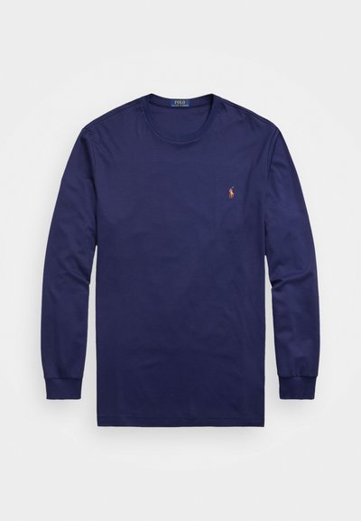 Camisa de manga longa azul-marinho em algodão, com decote arredondado e um pequeno logótipo bordado no lado esquerdo do peito. Textura suave, design minimalista.