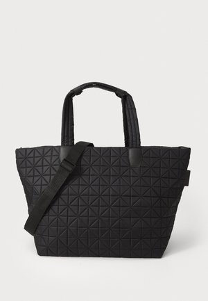 Borsa a spalla trapuntata nera con un motivo a triangolo testurizzato, doppi manici e una tracolla regolabile, con eleganti accenti neri.