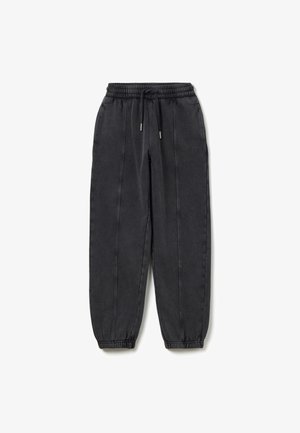 Zwarte tapered joggerbroeken met elastische tailleband, trekkoord en opgerolde enkels; voorzien van subtiele zijnaad en een zachte stoftextuur.