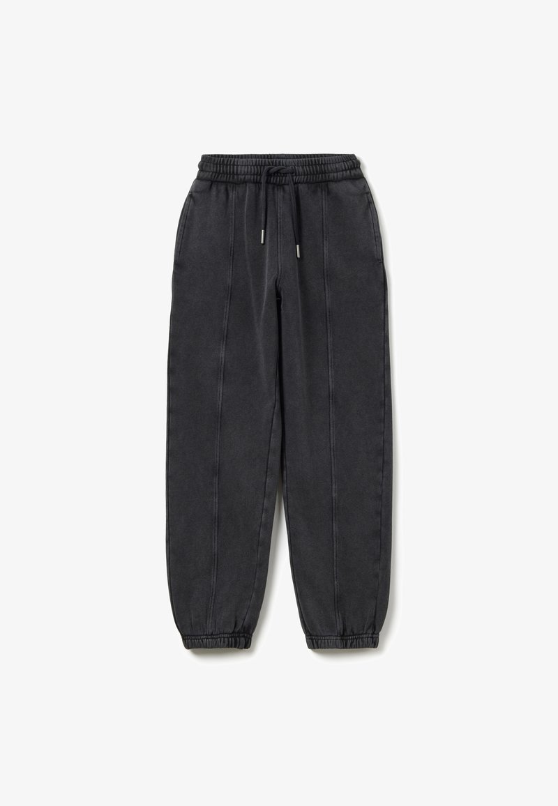 Zwarte tapered joggerbroeken met elastische tailleband, trekkoord en opgerolde enkels; voorzien van subtiele zijnaad en een zachte stoftextuur.