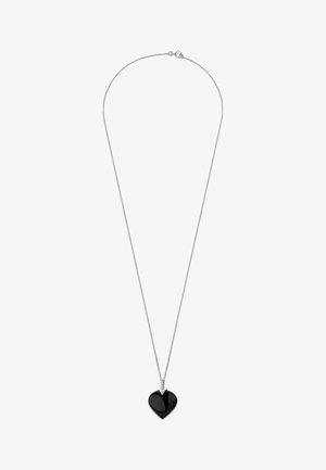 Hõbe kett kaelakee, millel on läikiv must südame ripats. Südamel on selle kohal teemantkujuline aksessuaar, mis lisab disainile detailsust.