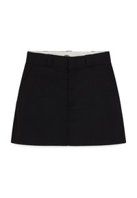 Jupe mini noire trapèze avec passants pour ceinture et poches avant, taille ajustée et texture de tissu lisse.