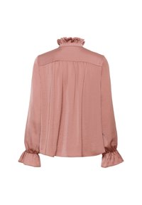 Lyserød satinbluse med flæsekrave og lange ærmer. Har plisseringer bagpå og sammensnørede manchetter for tekstureret detalje.