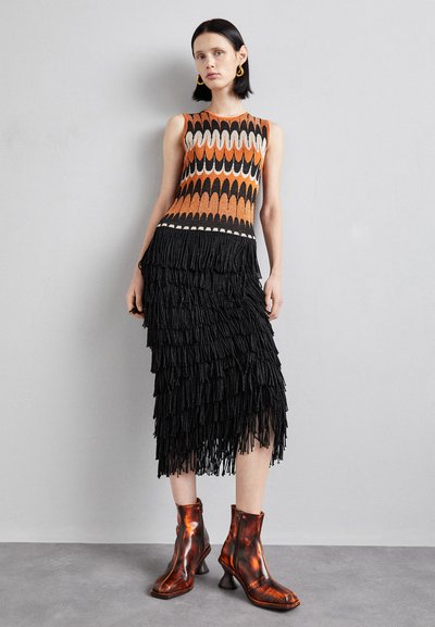 Lukhanyo Mdingi SOCIETY DRESS - Pulóverruha - mango/black/yellow