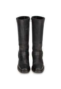 Botas de cuero negro hasta la rodilla con una textura suave, punta afilada y cremalleras en los laterales. Presenta una correa decorativa alrededor del tobillo.