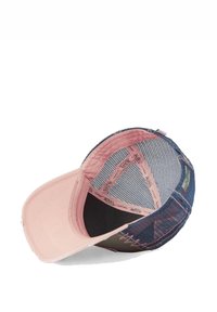 Gorra de béisbol con visera rosa y parte trasera de malla. Tela azul oscura en la parte superior con correa ajustable. El interior presenta un logo bordado y un forro de malla.