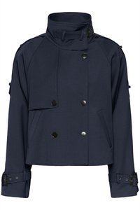 Marineblå cropped jakke i et teksturert stoff, med dobbeltradede knapper, høy krage og justerbare spenne detaljer på ermene.