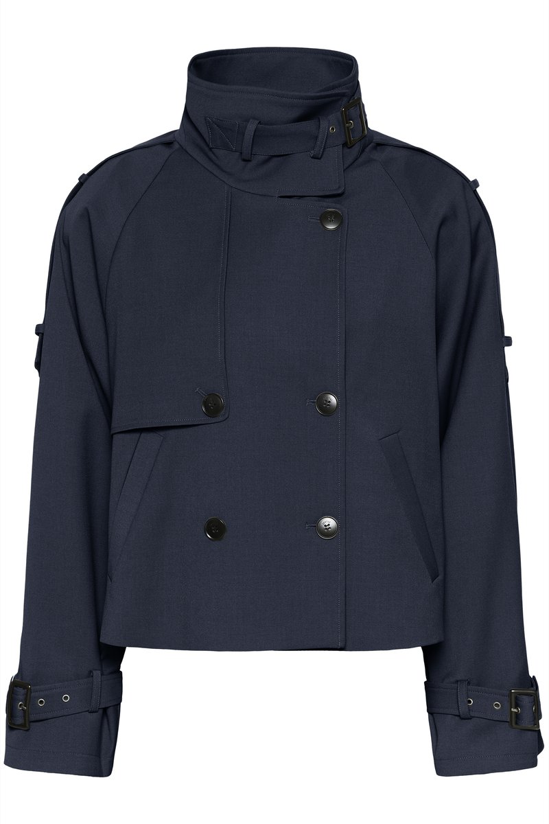 Veste courte bleu marine en tissu texturé, dotée de boutons croisés, d'un col montant et de détails de boucles ajustables aux manches.