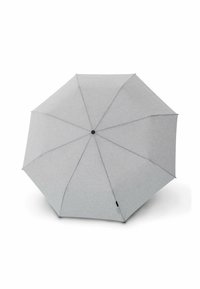 Ombrello grigio chiaro completamente aperto con otto pannelli e una punta centrale nera su sfondo bianco.