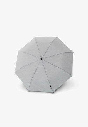 Parapluie gris clair entièrement ouvert, à huit panneaux, avec une pointe centrale noire sur fond blanc.