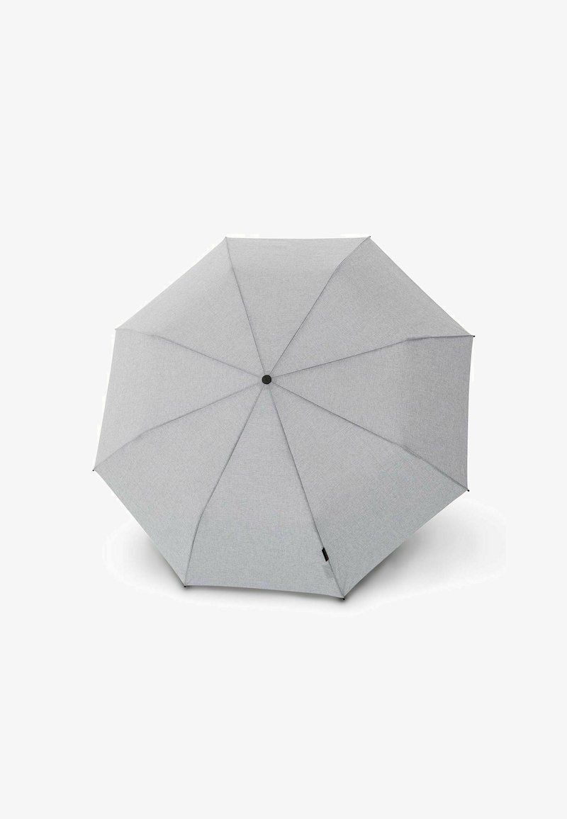 Ombrello grigio chiaro completamente aperto con otto pannelli e una punta centrale nera su sfondo bianco.