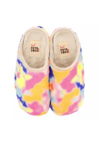 Chaussons flous à enfiler avec un motif tie-dye multicolore en rose, jaune, bleu et orange ; doublure intérieure douce couleur crème ; étiquetés "hot POTA toes !"