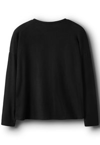 Must pikkade varrukatega top, millel on lõdvestunud lõige, ümar kaelus ja pehme, tekstuuriga materjal. Omadusteks on langenud õlad ja sirge ääreosa.