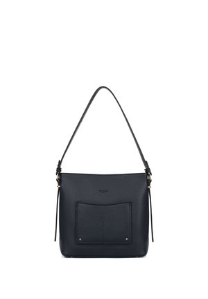 Zwarte schoudertas van getextureerd leer met voorvak, verstelbare riem en subtiel merklogo ingebrand boven het vak.