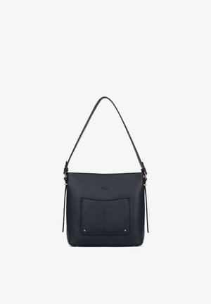 Zwarte schoudertas van getextureerd leer met voorvak, verstelbare riem en subtiel merklogo ingebrand boven het vak.