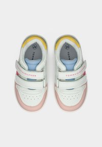 Baskets en cuir blanc avec des accents roses, bleus et jaunes, bandes auto-agrippantes, détail perforé sur l'avant et forme arrondie. Taille 24.