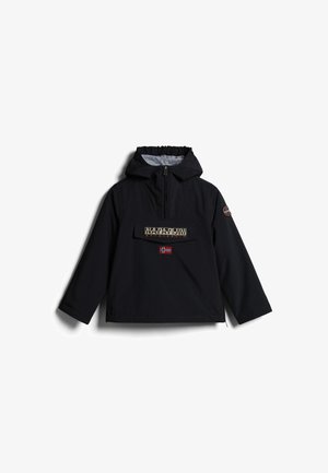 Czarna bluza typu anorak z kapturem, zamkiem błyskawicznym z przodu, naszywką z logo Napapijri i emblematem norweskiej flagi na klapce przedniej kieszeni.