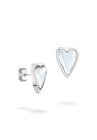 Orecchini a perno a forma di cuore con una parte superiore in resina trasparente e lucida e una base in metallo argentato lucido. Chiusura posteriore semplice per un'indossabilità sicura.