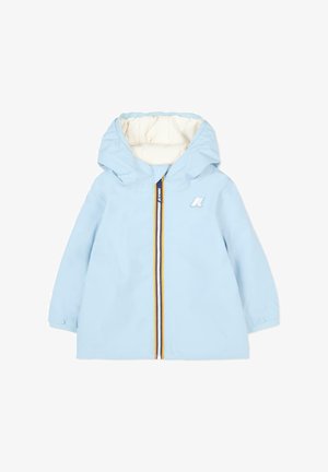 Giacca da pioggia azzurro chiaro con cappuccio, dotata di una cerniera frontale con strisce rosse, gialle e blu, e foderata internamente di bianco. Logo ricamato sul petto.