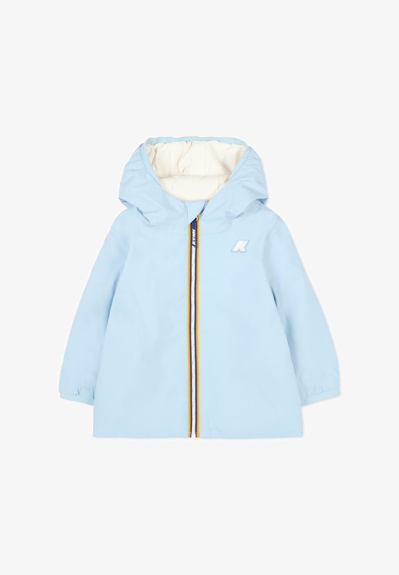 Giacca da pioggia azzurro chiaro con cappuccio, dotata di una cerniera frontale con strisce rosse, gialle e blu, e foderata internamente di bianco. Logo ricamato sul petto.