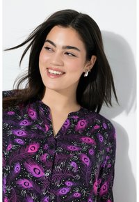 Mørk bluse med et lilla påfuglefjer mønster med accenter i pink og hvid. Knap-ned design, letvægtsstof med en blød tekstur.