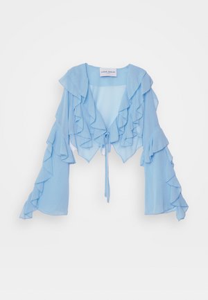 Blouse courte bleu clair en chiffon avec des accents froncés sur le devant et les manches, dotée d'un lien de fermeture à la taille.