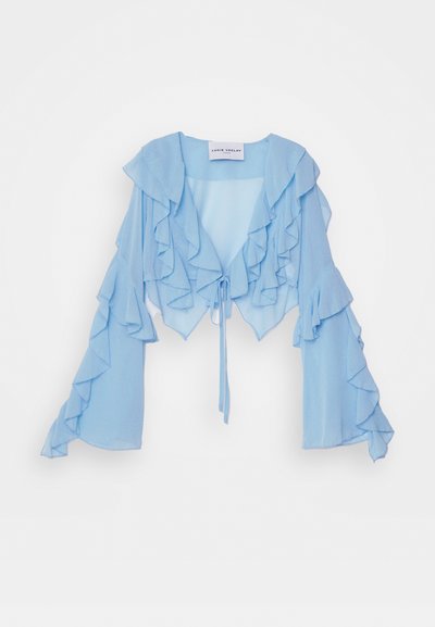 Blouse courte bleu clair en chiffon avec des accents froncés sur le devant et les manches, dotée d'un lien de fermeture à la taille.