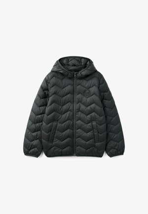 Schwarze Pufferjacke mit Kapuze, die ein Zickzack-Steppmuster aufweist, mit Reißverschluss vorne und zwei seitlichen Taschen. Texturiertes, leichtes Material.