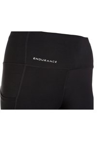 Musta aktiivinen legginsit, joissa on sileä pinta, korkea vyötärö ja pieni valkoinen "ENDURANCE" -logo. Sisältää sivutaskuyksityiskohdan.