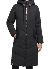 Abrigo acolchado negro con capucha, presenta un cierre de cremallera, puños elásticos, bolsillos frontales y un patrón de chevron. Detalle del logo en la cremallera.