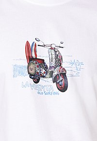 Camiseta blanca con un gráfico vibrante de un scooter decorado, dos tablas de surf, patrones coloridos y el texto "LA VESPITA OLD SURFING."