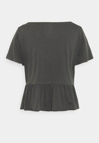 Tmavě šedý top s krátkým rukávem, který má volný střih a peplum lem. Vyrobeno z měkké látky s hladkou strukturou a širokým výstřihem.