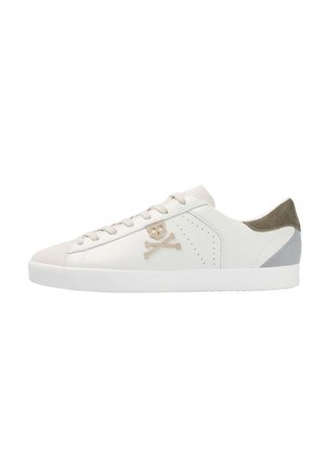 Zapatilla blanca de caña baja con logo de calavera y huesos cruzados en beige, detalles en el talón en gris y oliva y suela de goma blanca.
