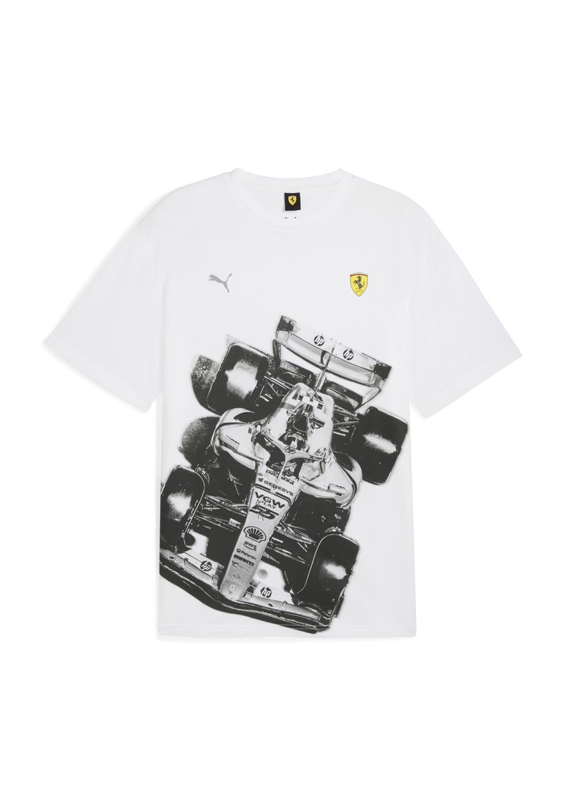 Camiseta blanca de algodón con un gráfico en negro y gris de un coche de Fórmula 1. Incluye el logo de Puma y el emblema de Ferrari en el pecho.
